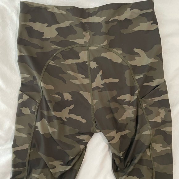Athleta Ultimate Stash Pocket Camo 7/8 Tight - Picture 5 of 6